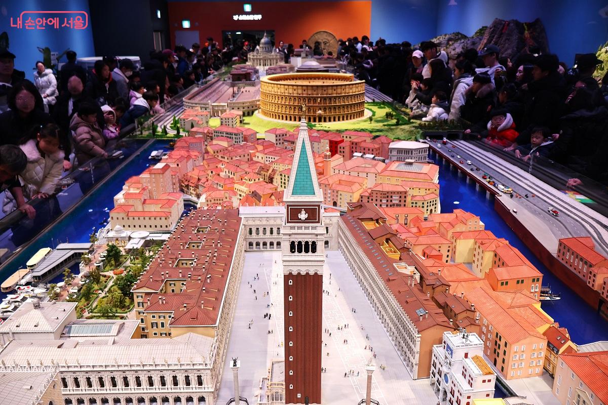 베니스 산마르코 광장: 베네치아 한 가운데 있는 커다란 도시마당, 산마르코 대성당과 가장 높게 솟은 종탑이 나란이 서있다. &copy;김대진  