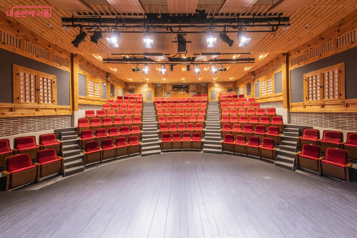 공연의 몰입도를 높이는 돌출형 무대 &copy;서울돈화문국악당