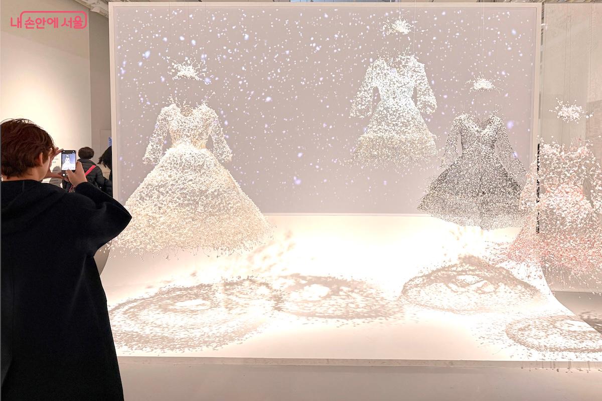 와이어, 구슬, 폐소재 등으로 만들어진 전시 작품들이 인상 깊다. ©서지희