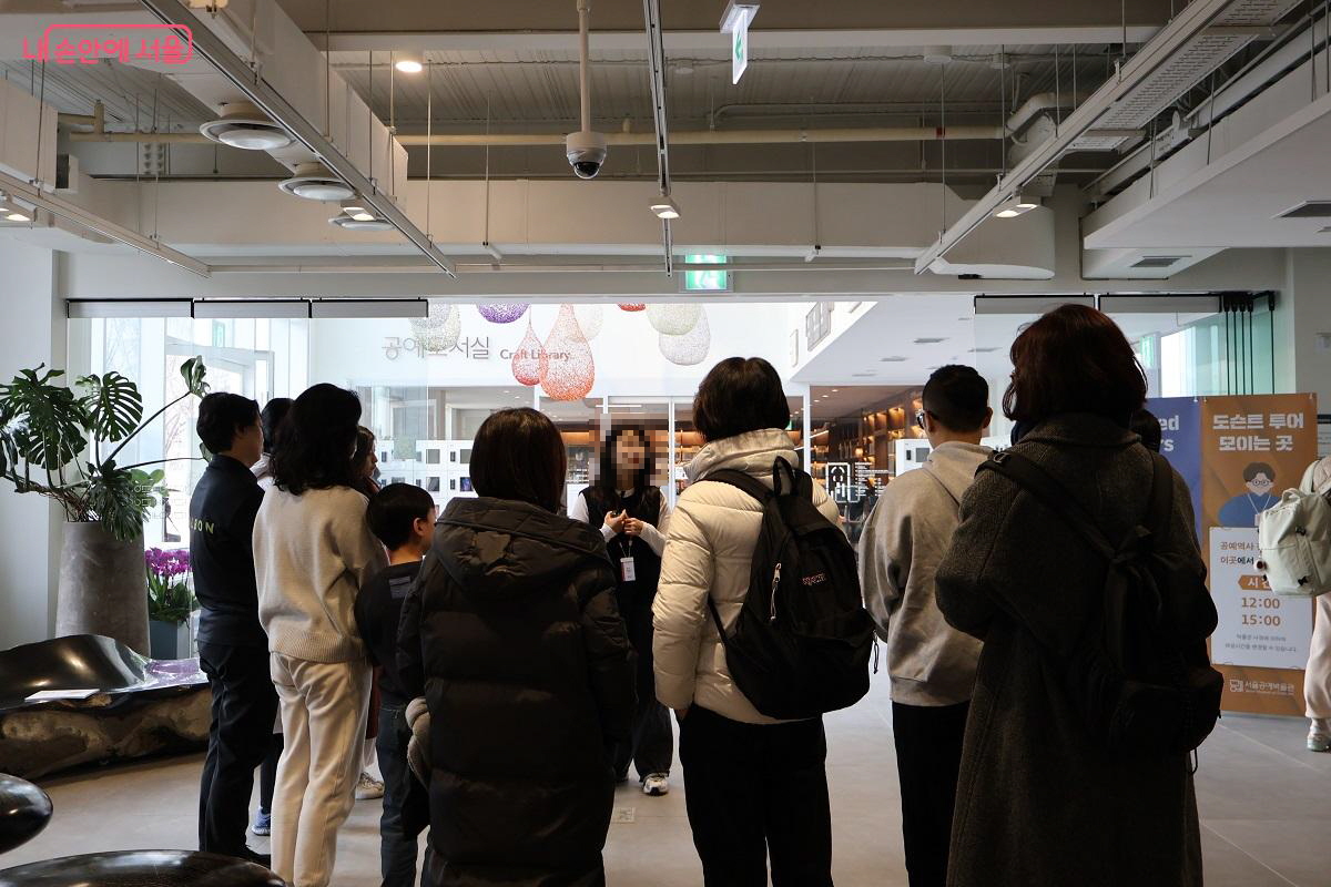 매일 오전과 오후 전시해설사(도슨트)와 함께 전시를 관람할 수 있다. &copy;김대진 