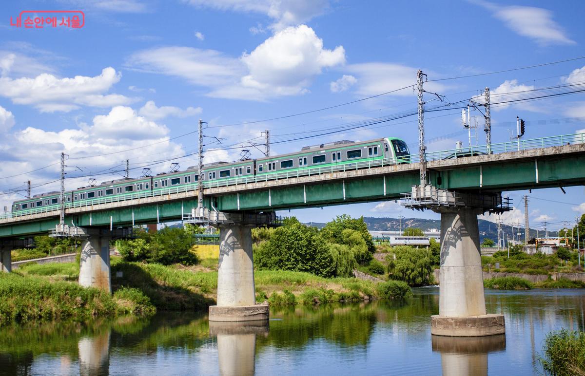 장안철교를 지나는 서울 2호선 전동차 &copy;서울교통공사
