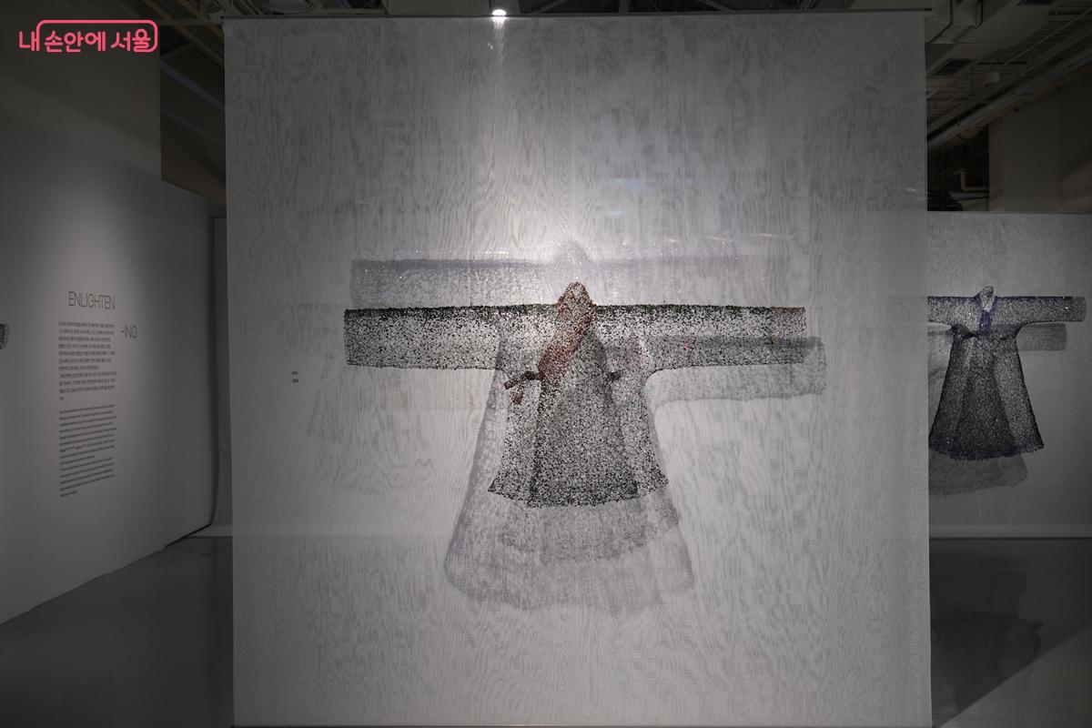 혼례용 활옷과 궁중 당의(唐衣) 작품들도 볼 수 있다. &copy;박우영