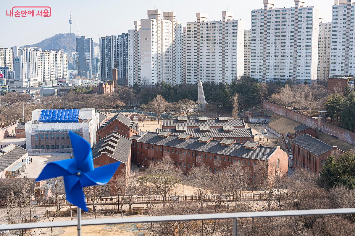 국립대한민국임시정부기념관 옥상정원에서 바라본 서대문형무소 전경 &copy;김지연