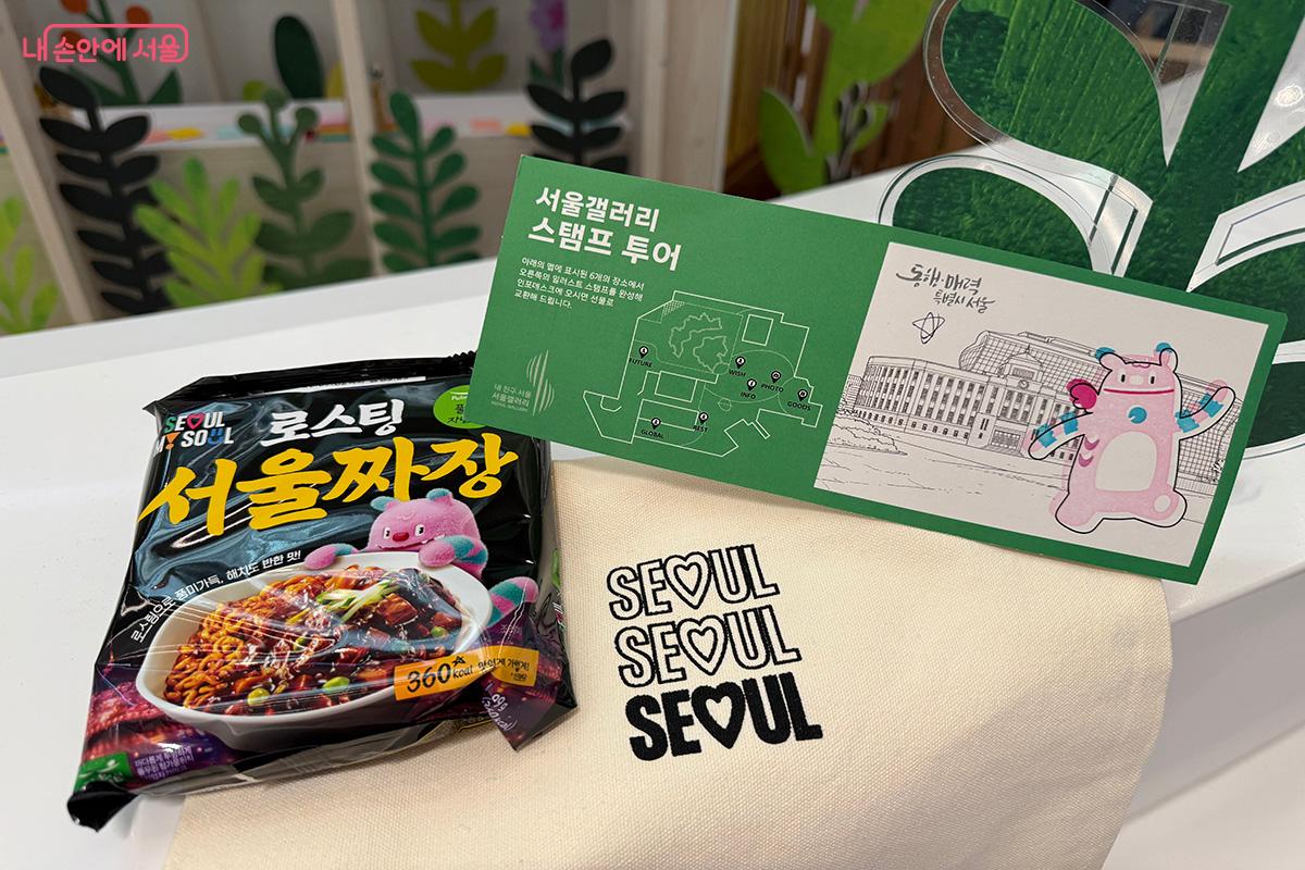 팝업 행사인 스탬프 투어에 참여해 받은 기념품 에코백과 서울짜장 &copy;김미정