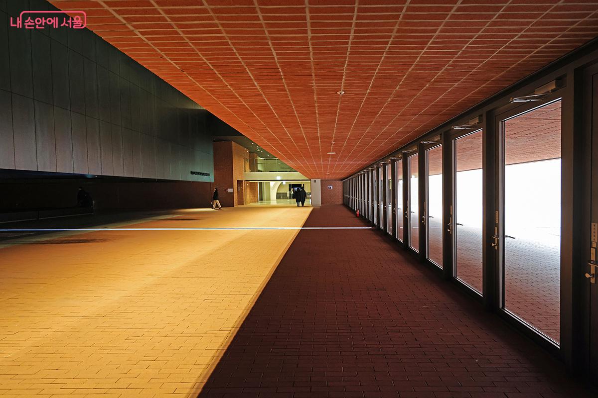 창을 통해 들어오는 은은한 자연광을 느낄 수 있다. &copy;김주연