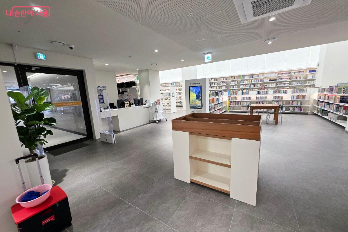 종합자료실의 전경, 층고가 높아서 답답하지 않다. ⓒ한제우