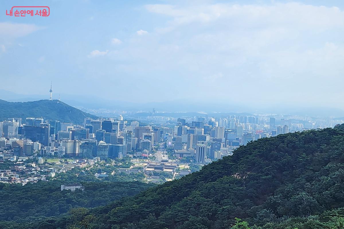 서울둘레길을 걷다 보면 아름다운 서울의 풍경이 선물처럼 주어진다. ⓒ김은주