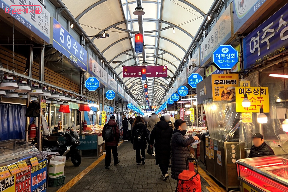 청량리 전통시장 점포마다 '시장 안 주소'가 표시된 모습 &copy;김승아