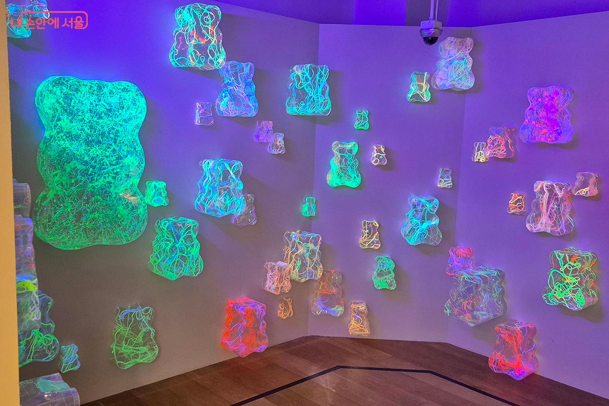 8월까지 이어지는 기획전시에서는 이은숙 작가의 <마음을 이어주는 곰돌이>를 포함한 설치작품이 전시된다. &copy;백승훈