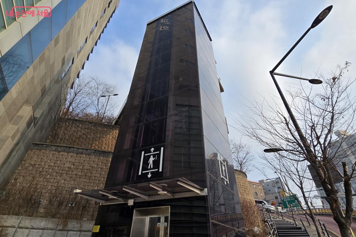 1층에서 바라본 엘리베이터 &copy;조수연