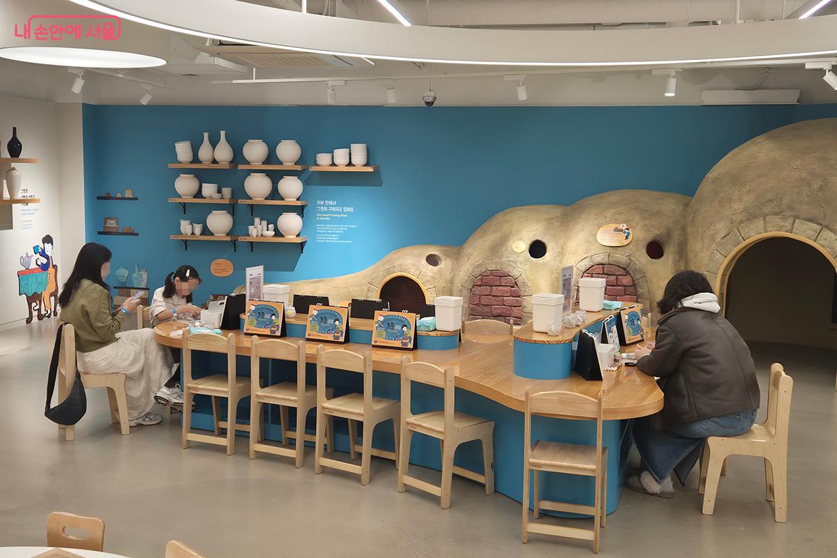 스스로 공예가가 되어 재료, 도구, 제작 과정을 탐색하는 체험 공간이 관심을 끈다. &copy;백승훈