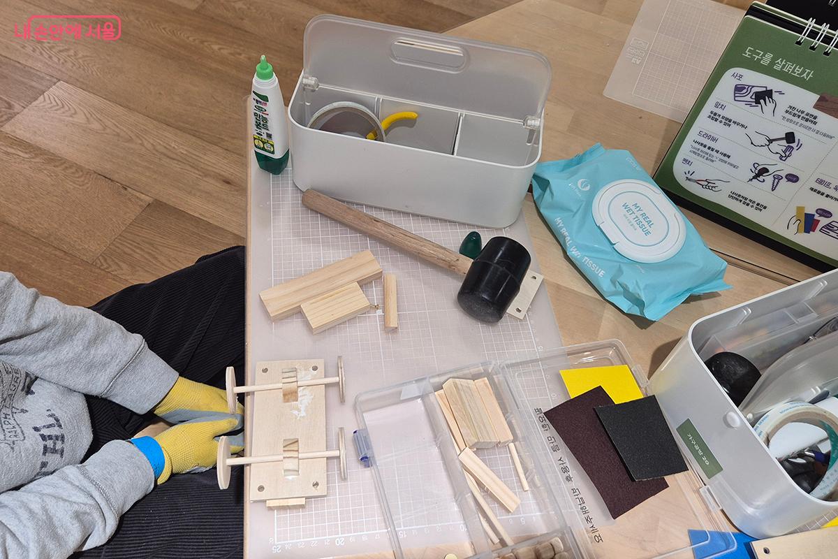 참가자들은 나무와 고무망치를 이용해 간단한 장난감 등을 만들며 '꼬마 공예가'가 되는 체험을 한다. &copy;백승훈