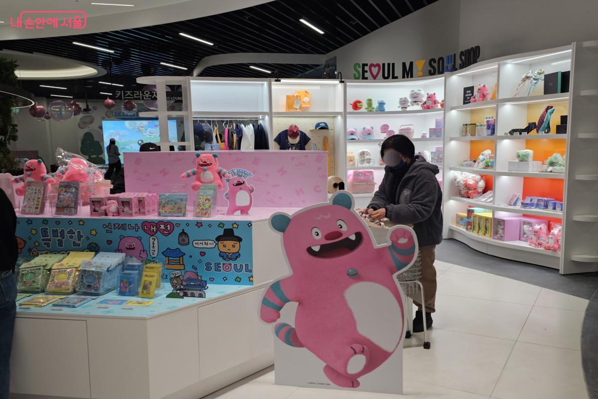 최고심 캐릭터와 해치 콜라보로 만든 굿즈들과 서울갤러리 한정판굿즈를 판매한다. ⓒ염지연