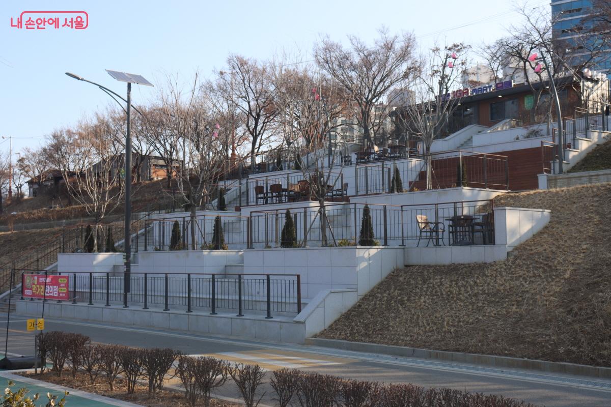 구로구 안양천에 조성된 수변활력거점 '구로피크닉가든' &copy;심재혁