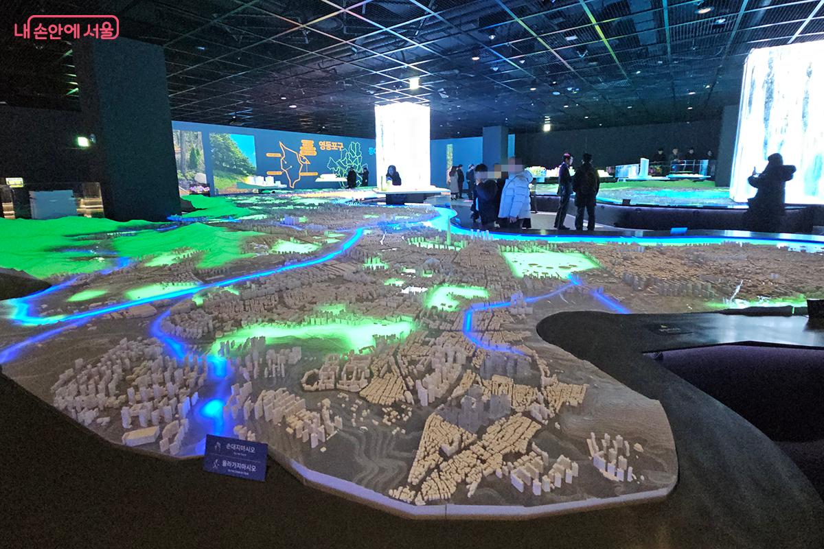 한눈에 볼 수 있게 서울 전경을 입체적으로 구현한 서울갤러리1관 ©오도연