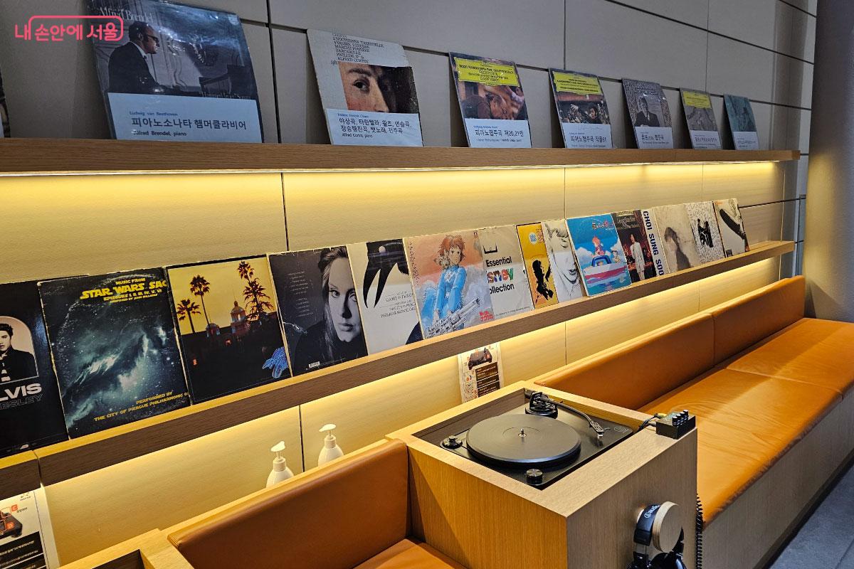 LP플레이어와 함께 진열되어 있는 많은 LP판들 ©홍혜수
