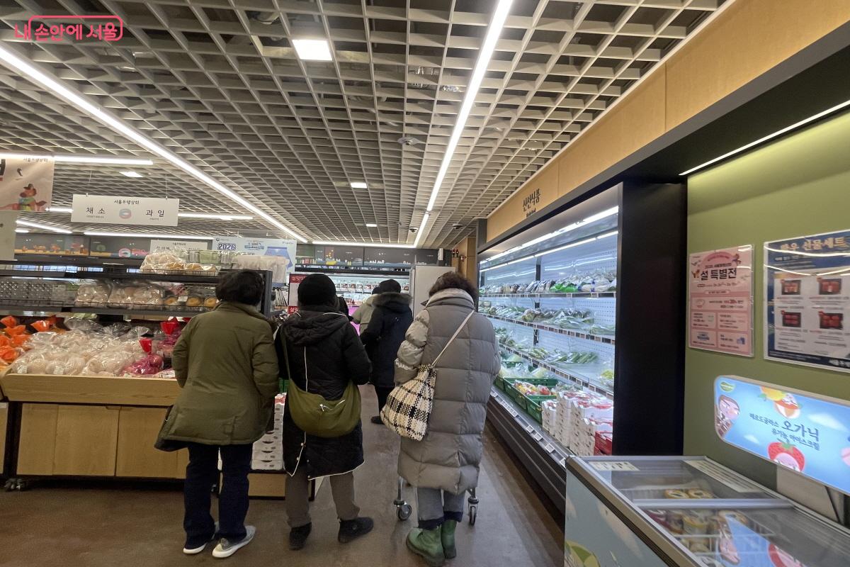 설 특별전이 열리고 있는 서울동행상회를 찾은 시민들 ⓒ이정민