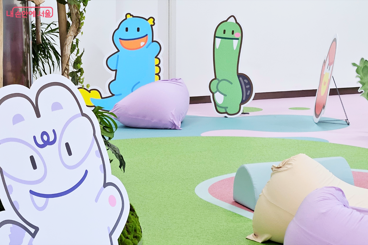 파스텔 톤의 빈백과 소울프렌즈 캐릭터 입간판이 곳곳에 있다.