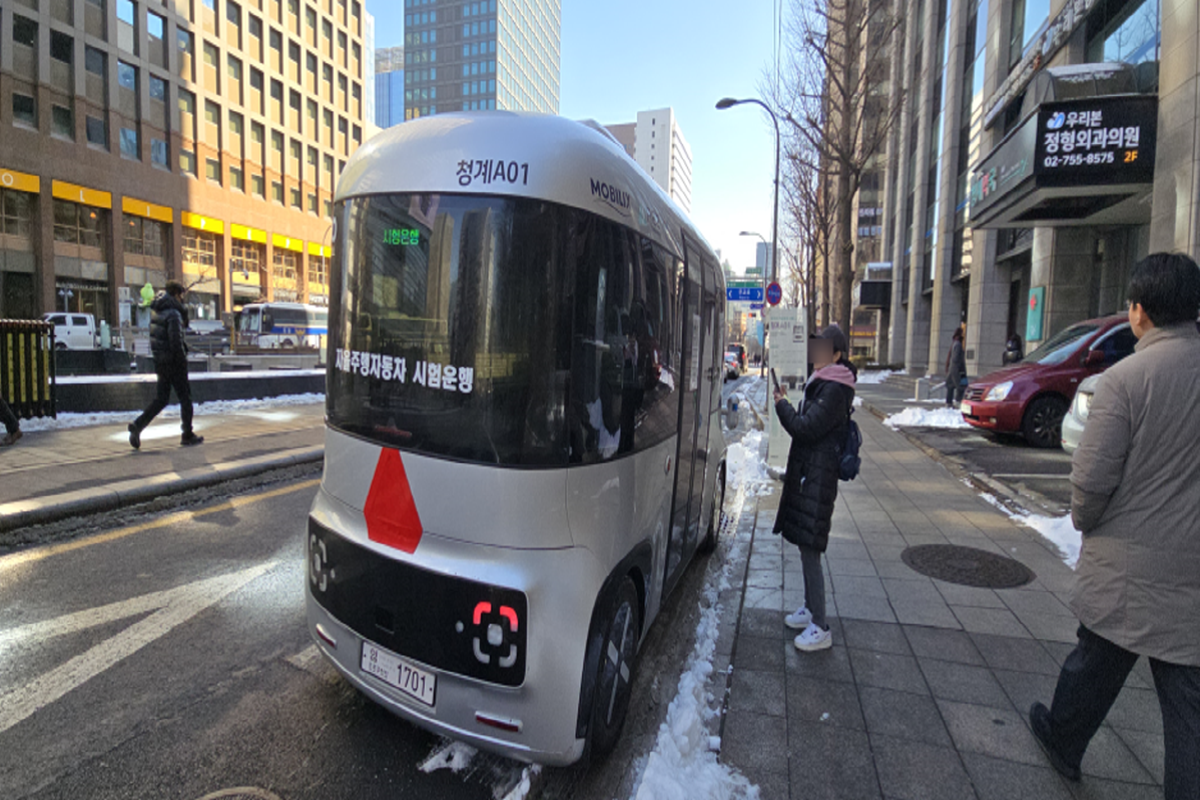운전사도 핸들도 없는데&hellip;청계천에서 만난 자율주행버스 