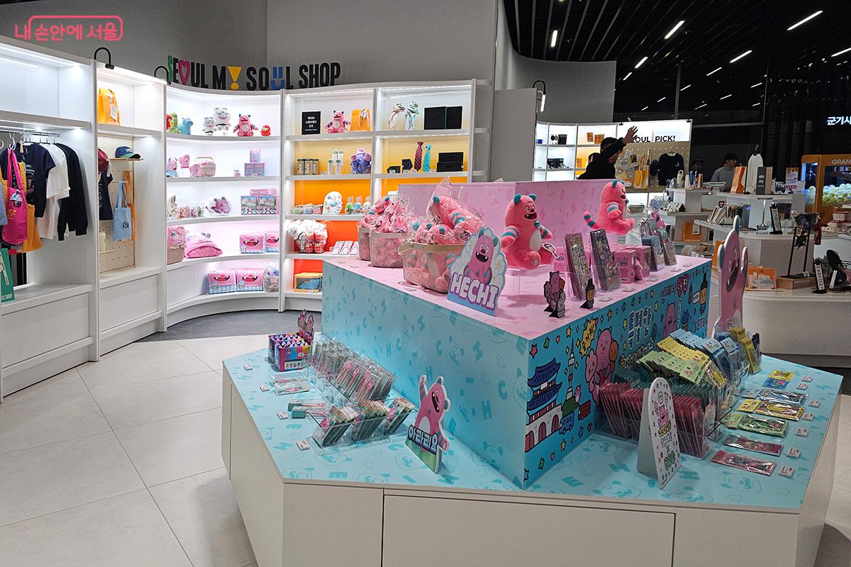 서울을 상징하는 다양한 굿즈를 판매하는 기념품 숍 ©오도연