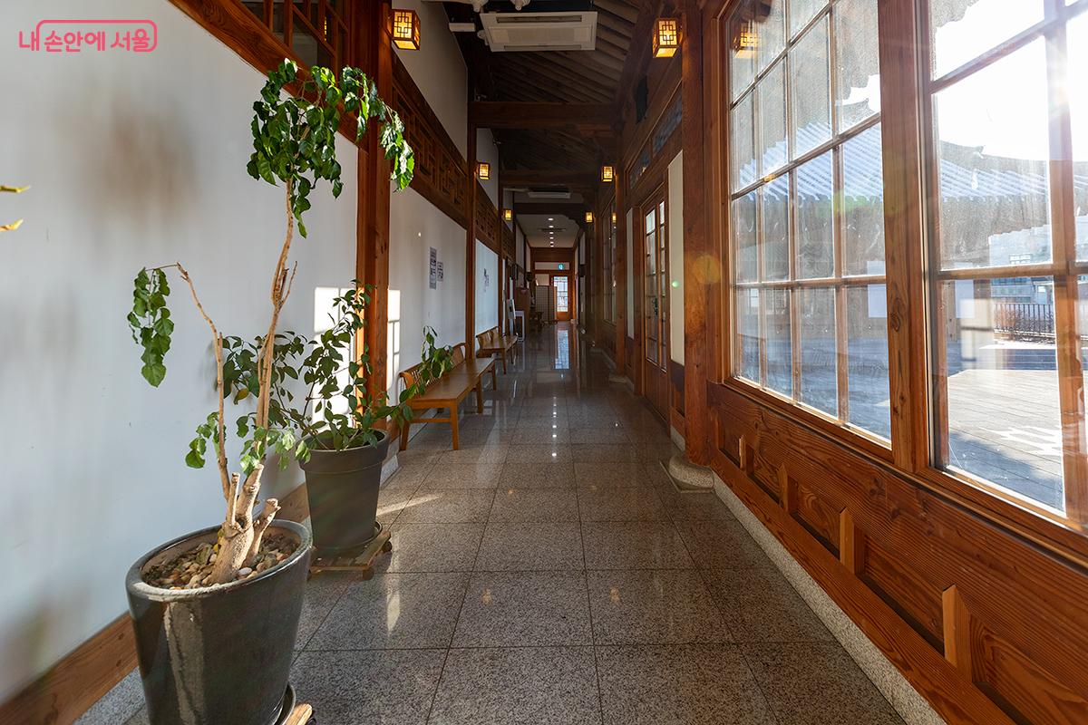 3층에는 보제원, 약선음식체험관, 다목적 강당 등이 있다. &copy;문청야