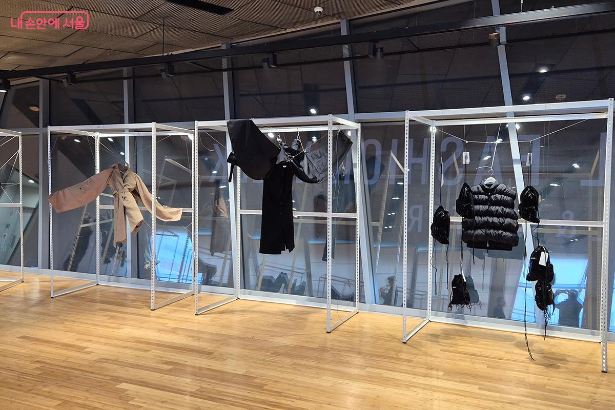 DDP 이간수문 전시장에서 열린 컨템포러리 브랜드 비스퍽(BESFXXK)의 전시 &copy;이혜숙