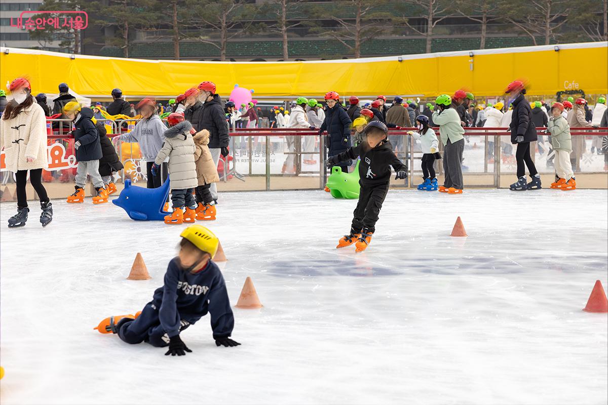서울광장 아이스 스케이트장에서 겨울 체험을 즐기는 시민들ⓒ장신자