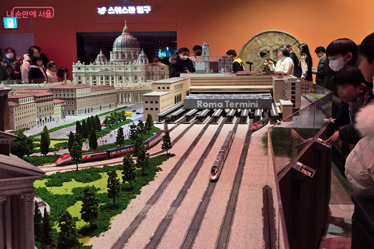 로마 터미널을 재현한 코너에서 정교한 미니어쳐 기차가 오가고 있다. ⓒ강사랑