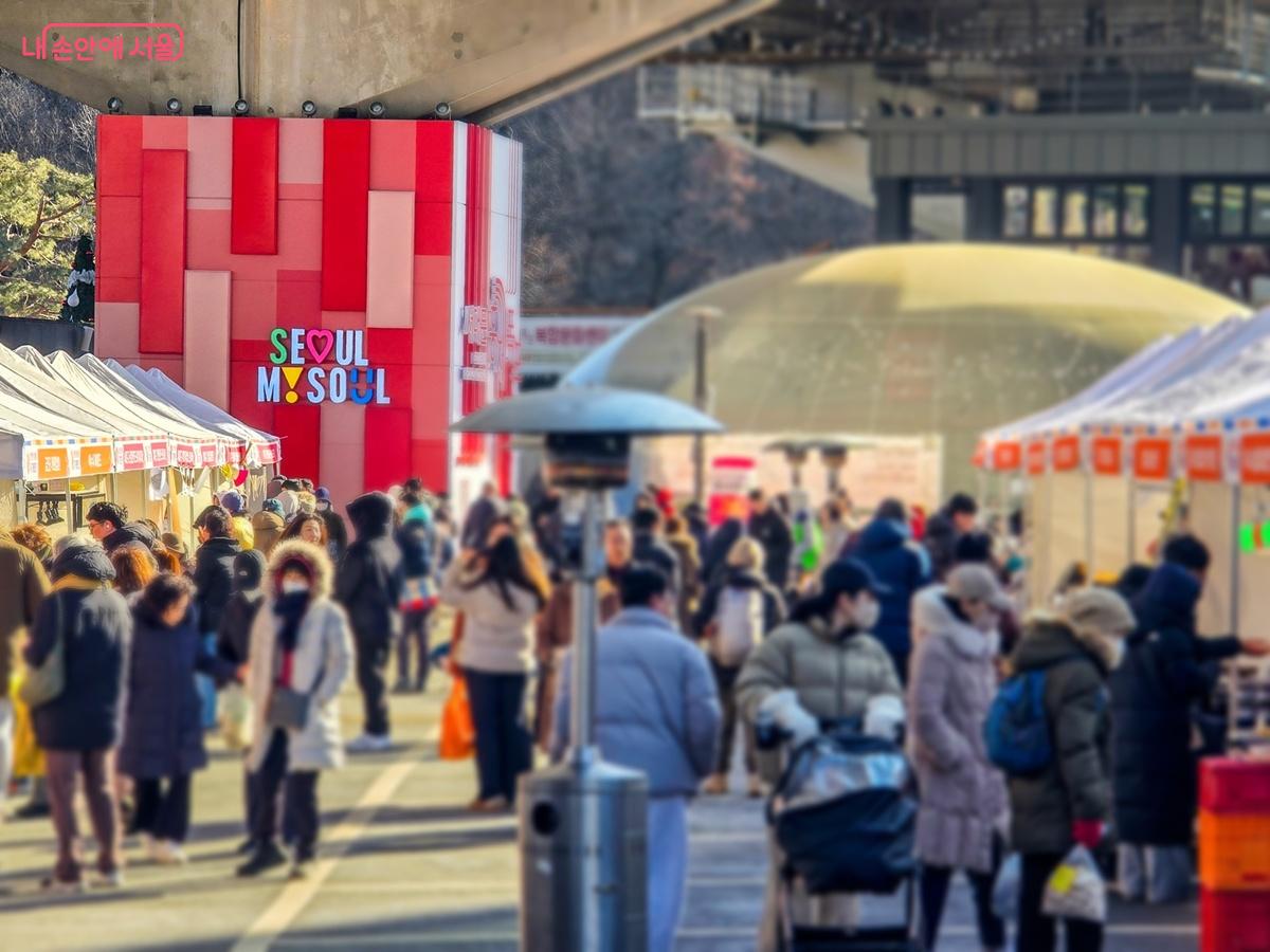 홍제천 폭포 주차장에서 열린 서대문구 '2026 설맞이 직거래 장터' 현장 ⓒ양지영
