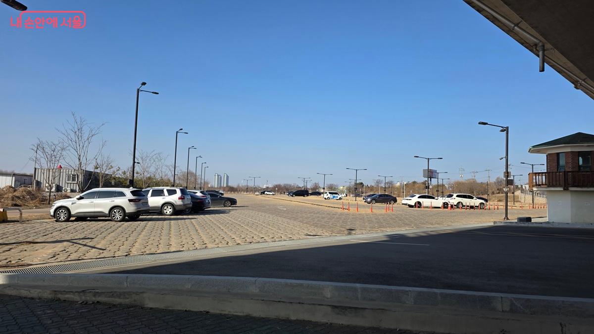 행주대교 북단 아래 광활한 주차장, 아무 때나 주차 걱정은 안 해도 된다. ⓒ최용수