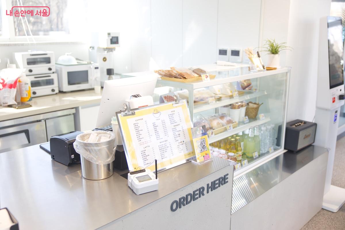 커피, 차 등 일반적인 카페에서 판매하는 다양한 메뉴를 이용할 수 있다