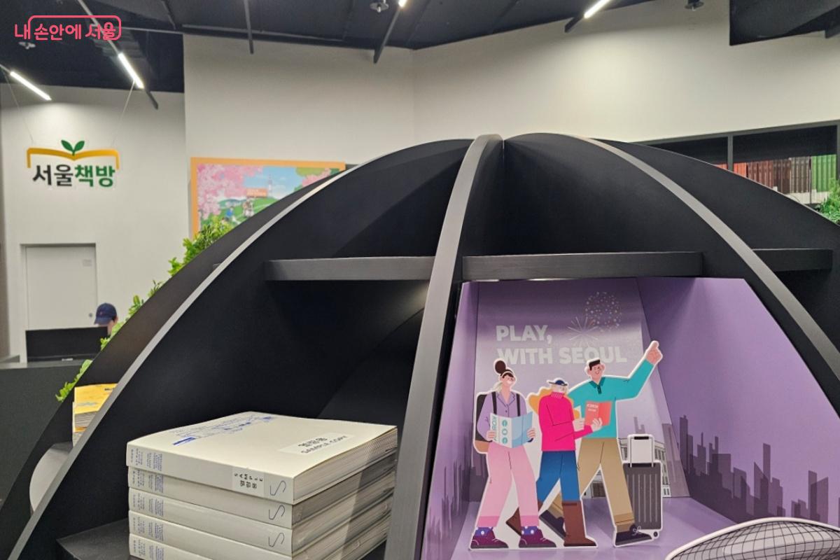 서울과 관련된 다양한 서적들을 만나볼 수 있는 서울책방 ⓒ박창원