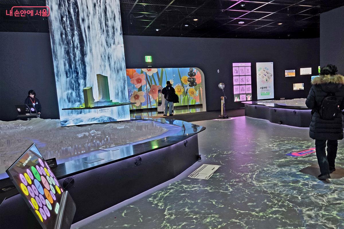 조형물과 미디어 아트를 즐기는 시민들의 모습 ⓒ이다현