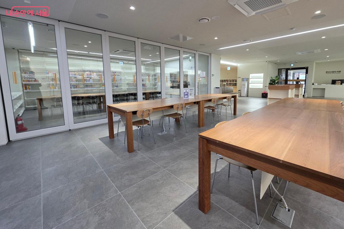종합자료실 내부에 마련되어 있는 세미나실과 열람석 ⓒ한제우