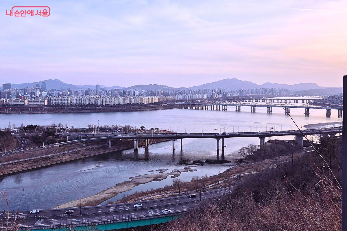 중랑천이 한강으로 합류하는 수변 풍경과 다리, 성수 일대 스카이라인 모습
