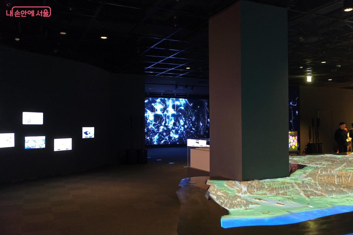 멋지고 화려한 컨셉의 전시가 많아 사진을 찍는 재미가 있는 내친구서울관