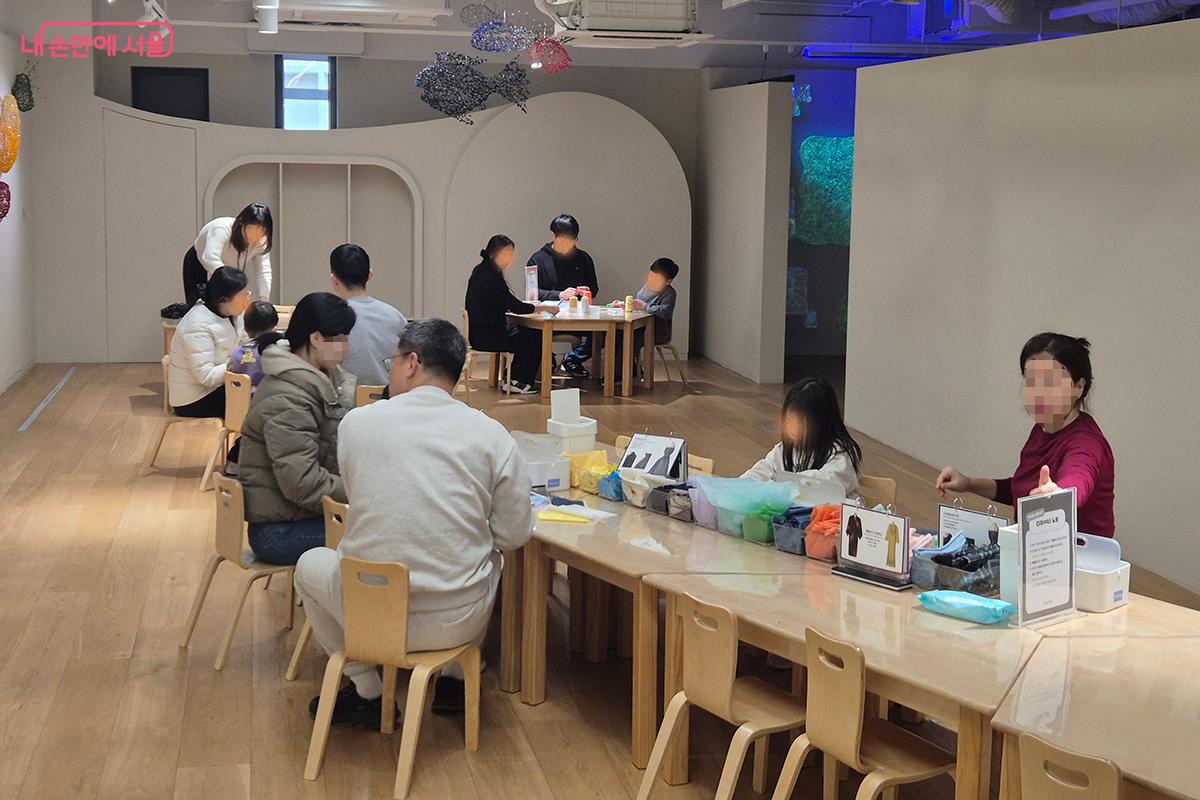 박물관 소장품과 연계된 ‘디자이너 노트’ 등 워크숍 공간이 마련되어 참가자들의 큰 호응을 얻었다.