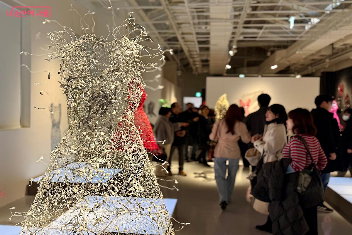 주말을 맞아 전시장을 찾은 관람객들로 북적였다 &copy;김미정