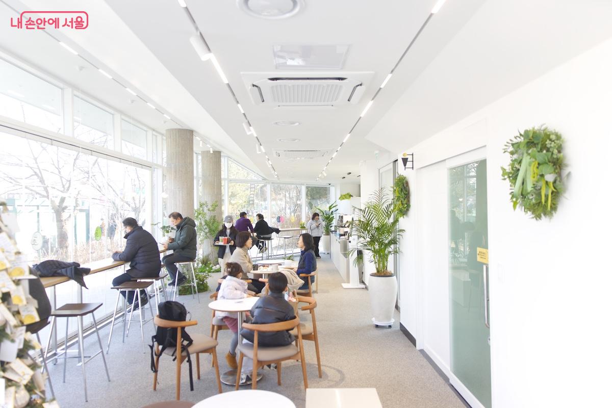 무엇보다 주변 풍경과 접근성이 좋아 지역주민들에게 큰 사랑을 받고 있는 것 같다