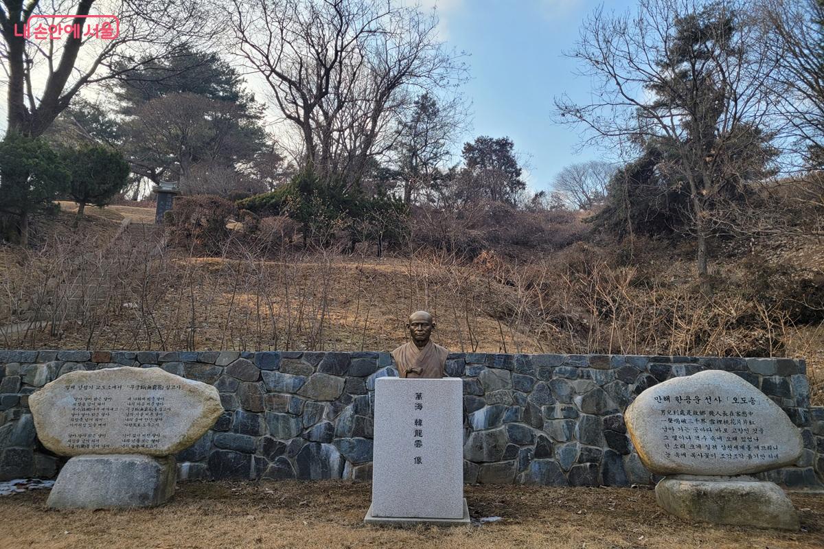 망우역사문화공원에 설치된 한용운 선사 동상과 기념 표석 &copy;조연