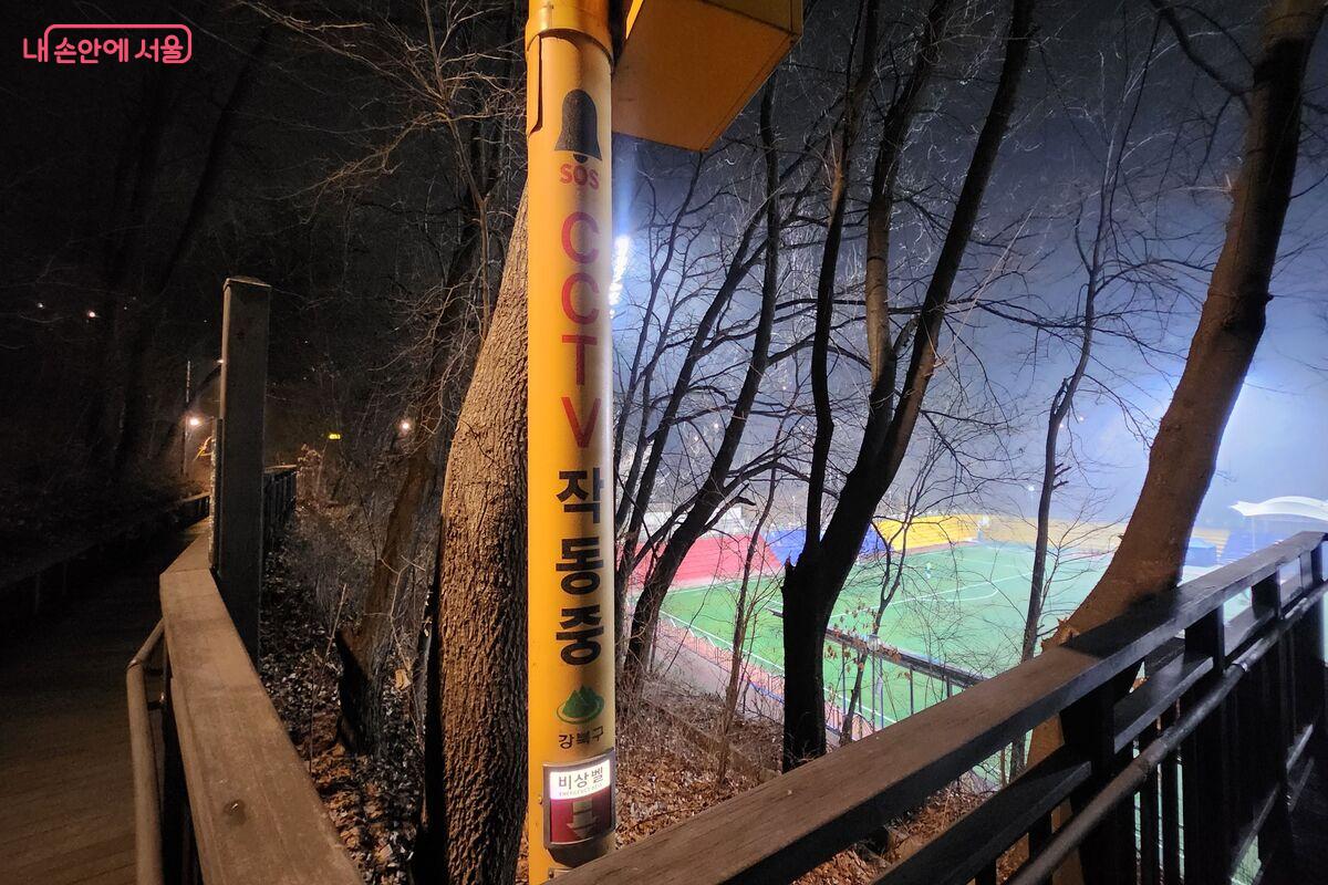 CCTV 아래 비상벨을 부르면 즉각적인 도움을 받을 수 있다. &copy;장지영