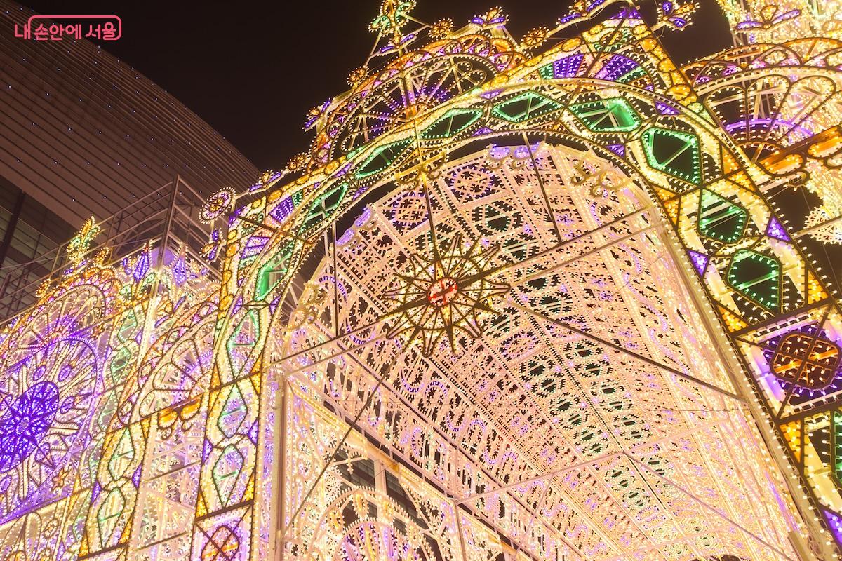 광각 렌즈를 이용하거나 멀리서 찍어야 전체적인 골격을 사진으로 찍을 수 있다