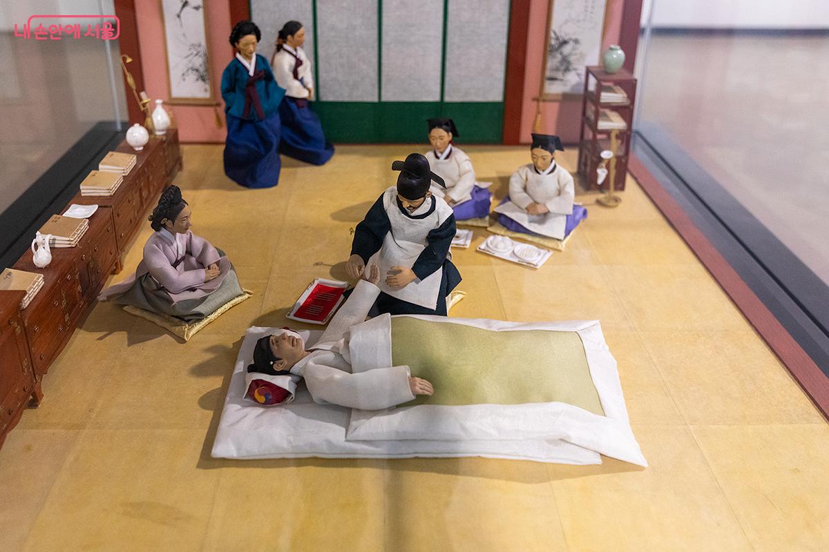 '침으로 병을 다스리다' 모형 &copy;문청야