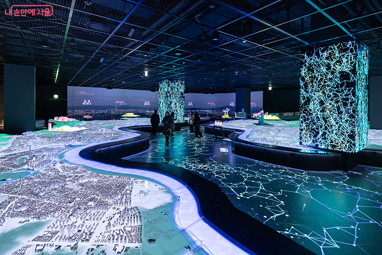 1600:1로 축소된 서울시 전체 지도 모형 등을 볼 수 있는 &lsquo;내친구서울관&rsquo;
