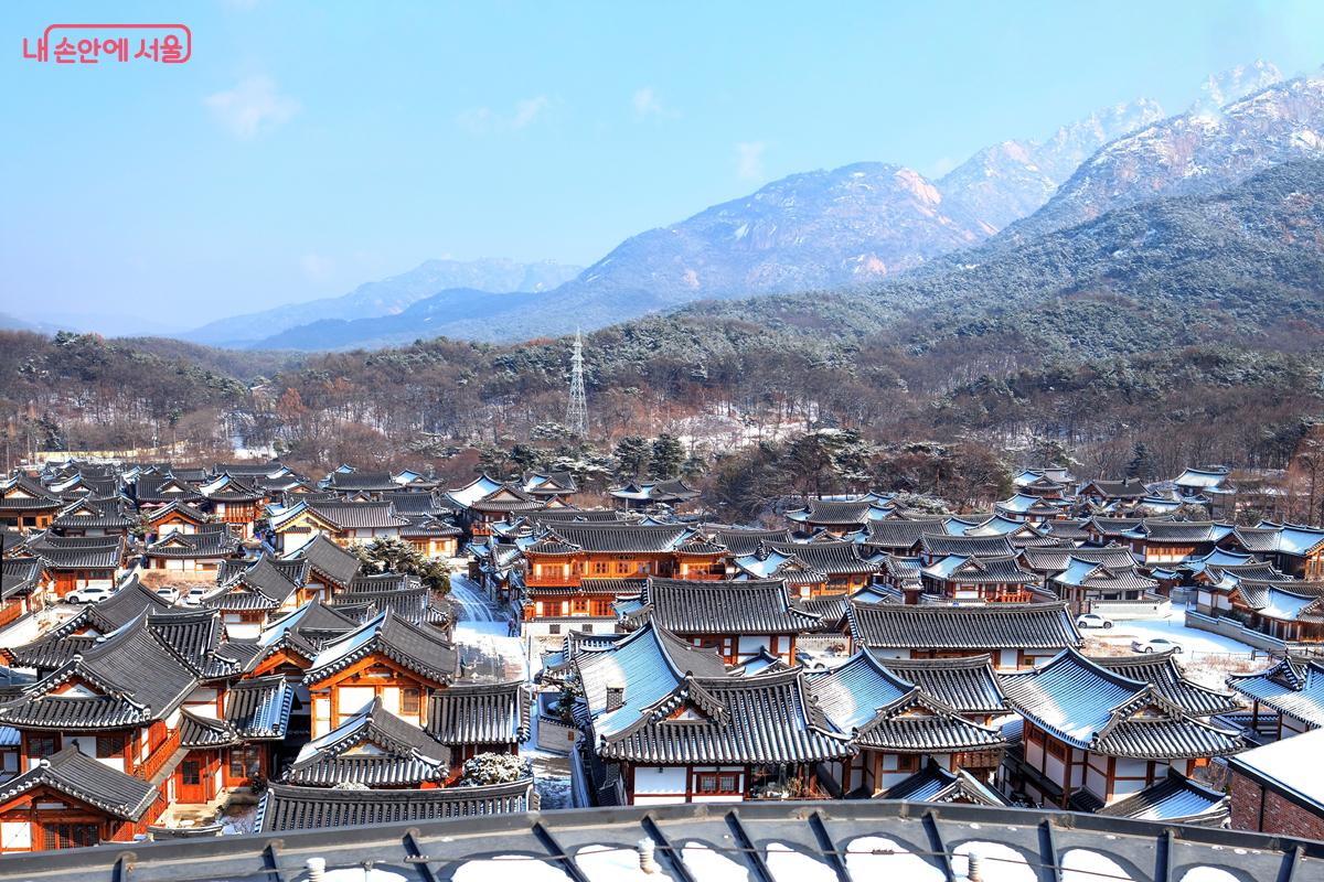 은평역사한옥박물관 외부 전망대에서 바라본 은평한옥마을 전경 &copy;박우영