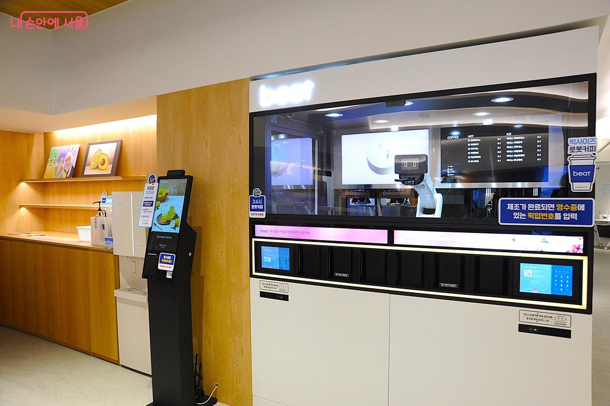 무료로 차와 음료가 제공되는 ‘로봇바리스타 카페’ ©조수봉