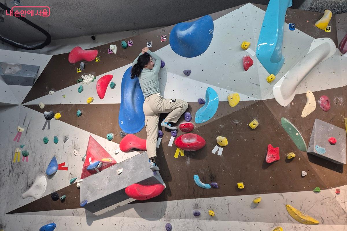 클라이밍이 처음이었으나 실내 암벽 끝까지 올라갔다. &copy;마가은