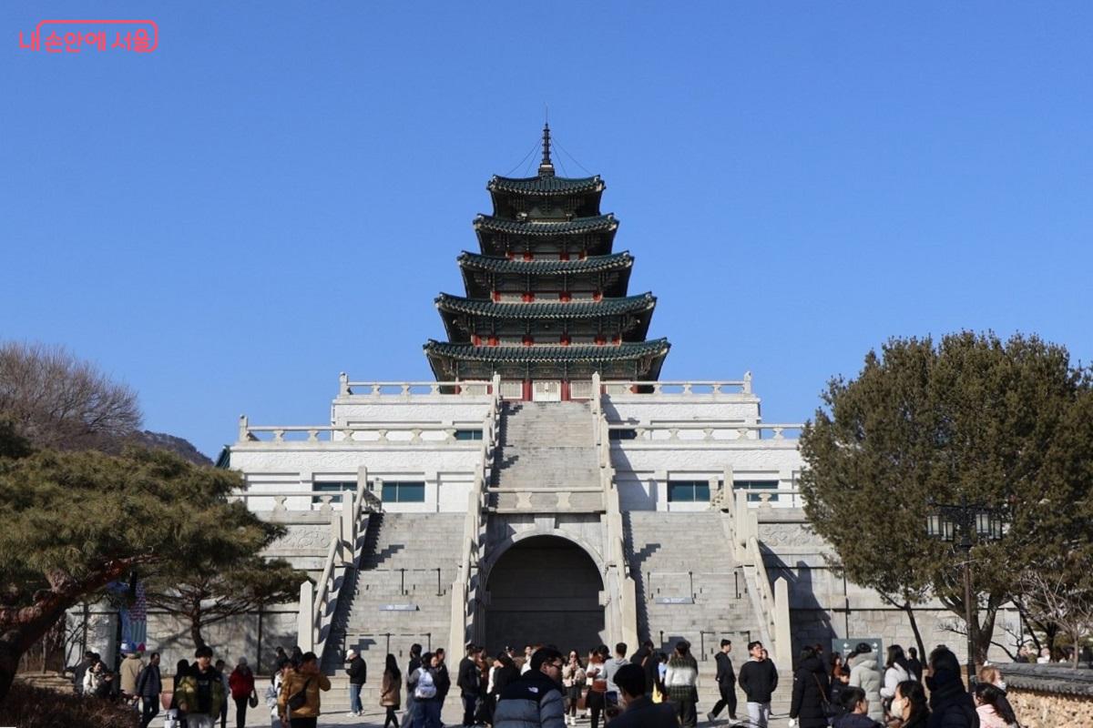 경복궁 동쪽에 자리한 국립민속박물관, 관람객들이 조선 왕실의 보물을 만나러 설레는 발걸음을 옮긴다. &copy;김대진