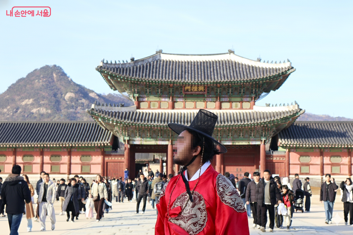 웅장한 흥례문을 배경으로 붉은 곤룡포를 갖춰 입은 외국인 관람객이 조선의 왕이 된 듯 고궁의 정취에 젖어 있다. ©김대진