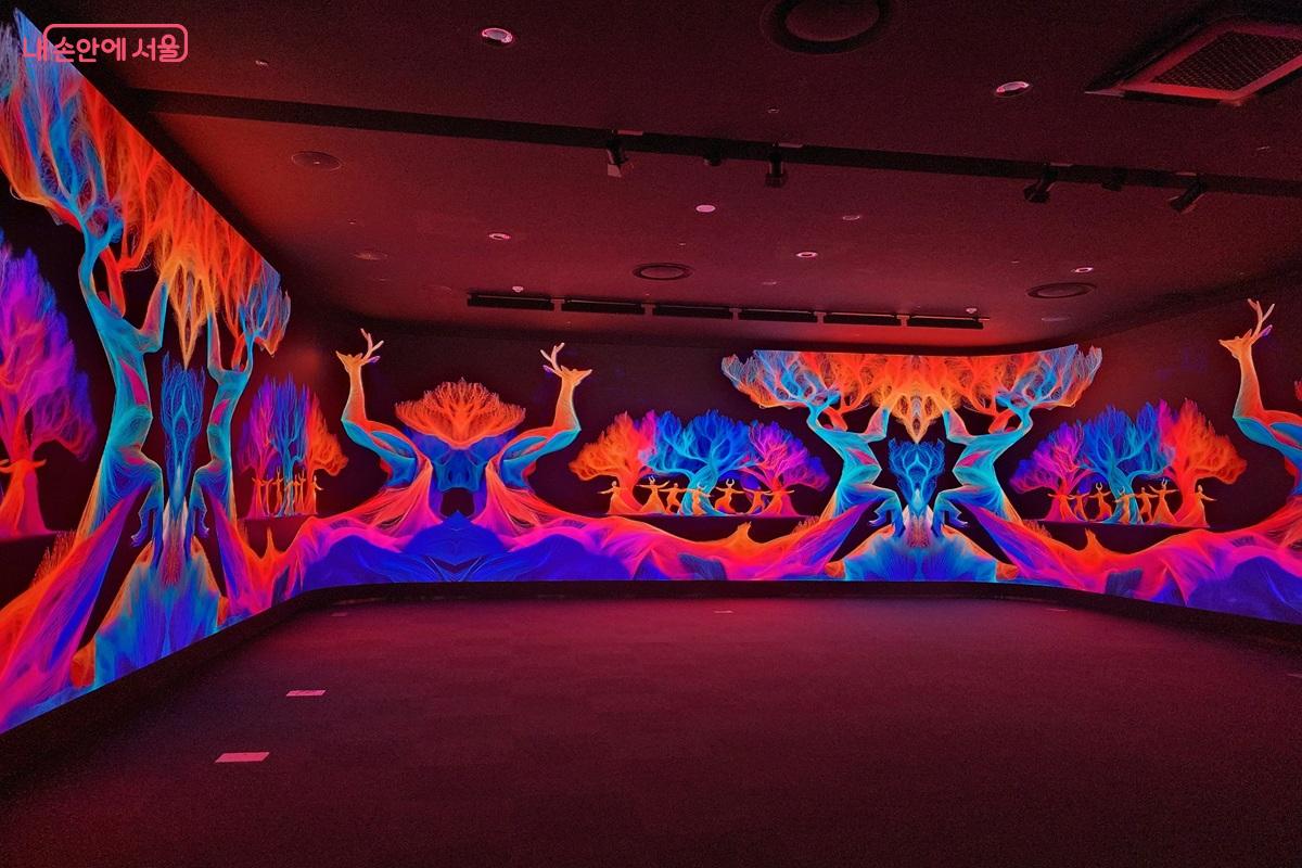 '내친구서울1관'에서 관람할 수 있는 화려한 미디어아트 ⓒ김윤화